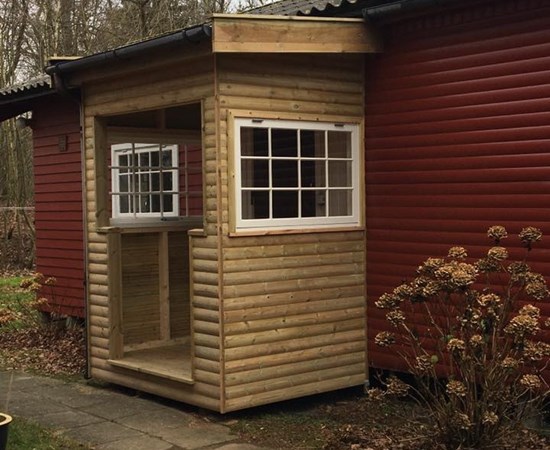 Ny veranda på sommerhus i boderne, vinduer er fra vores lokale producent AT Snedkeri og med trukket glas.