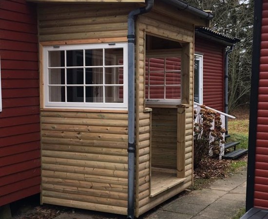 Ny veranda på sommerhus i boderne, vinduer er fra vores lokale producent AT Snedkeri og med trukket glas.